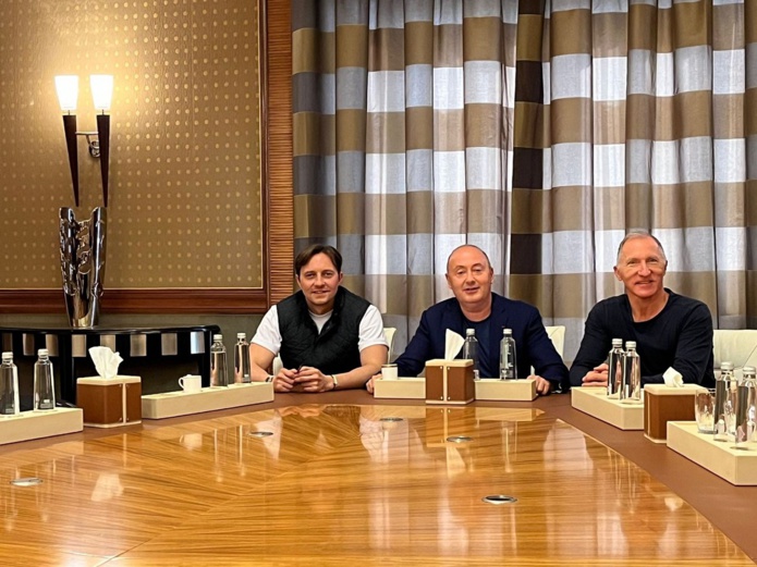 Laurent Abitbol, président de Selectour (au centre), entouré par le président de la coopérative, Natale Scagla, président de la coopératiive (à gauche) et Jean-Noël Lefeuvre, directeur général, donnent rendez-vous aux adhérents début décembre en Jordanie, du 29 novembre au 3 décembre 2023. - Photo SELECTOUR Laurent Abitbol, président de Selectour (au centre), entouré par le président de la coopérative, Natale Scagla, président de la coopératiive (à gauche) et Jean-Noël Lefeuvre, directeur général, donnent rendez-vous aux adhérents début décembre en Jordanie, du 29 novembre au 3 décembre 2023. - Photo SELECTOUR