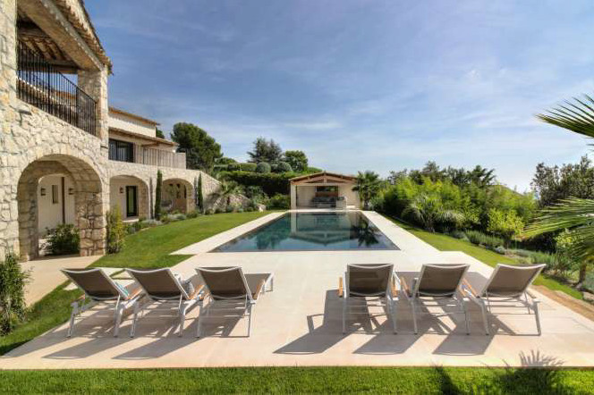 Nichée dans les collines de Saint-Paul de Vence, la Villa Riviera peut accueillir dix personnes.  © Mandarin oriental