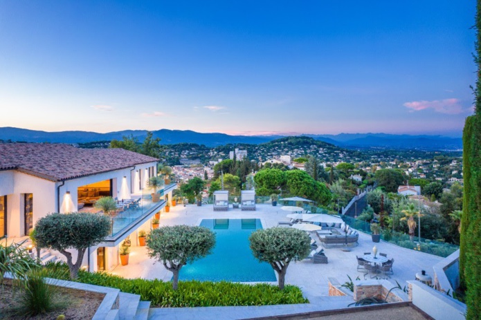 Juchée sur les hauteurs de Cannes, la villa Palmira (10 personnes) offre une vue imprenable sur les Alpes-Maritimes et sur la mer Méditerrannée. ©Mandarin oriental
