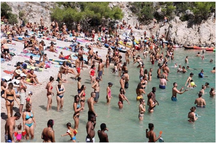 Surtourisme à Marseille : la calanque d'En-Vau pendant la saison estivale - © Z. Bruyas - Parc national des Calanques