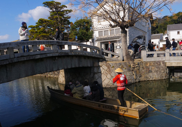 Bateau en promenade face à Kôko kan, le musée archéologique © KR Bateau en promenade face à Kôko kan, le musée archéologique © KR