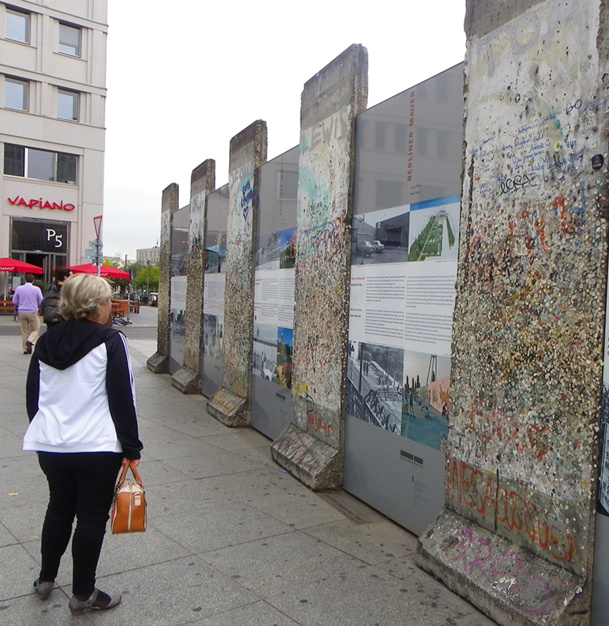 Le souvenir du Mur est partout présent. De Check Point Charlie à Postdamer Platz, de Bernauer Strasse à l'East Side Gallery et son long tronçon de 1,2 km, du mur peint par 118 artistes de 21 pays, le va-et-vient des touristes témoigne de cet intérêt - DR : M.B.