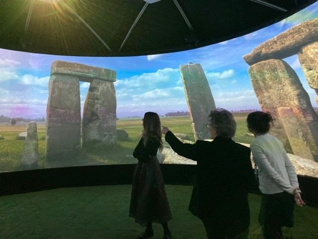 Une fois entré dans l'igloo, le visiteur se croit aisément au coeur même du site de Stonehenge (DR)