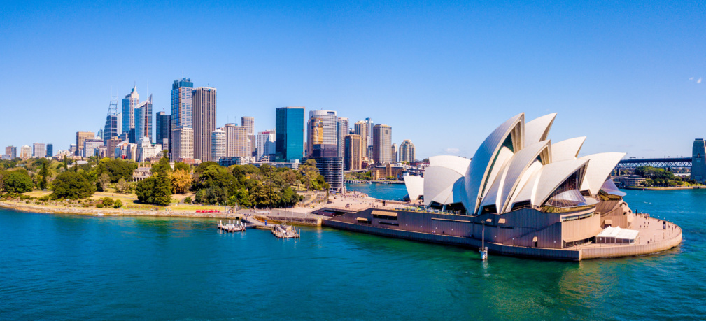 Belle vue aérienne de l'Opéra de Sydney par la baie en Australie. Vue panoramique © ingusk - stock.adobe.com