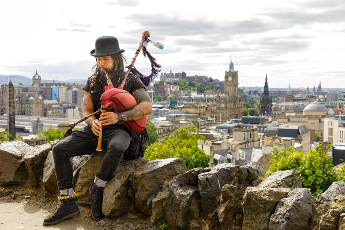 Joueur de cornemuse à Edimbourg © VisitBritain/Pinzutu/Pedro Munoz Silva Joueur de cornemuse à Edimbourg © VisitBritain/Pinzutu/Pedro Munoz Silva