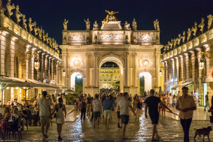 Les touristes sont revenus nombreux, place Stanislas à Nancy (©Deposit Photos)