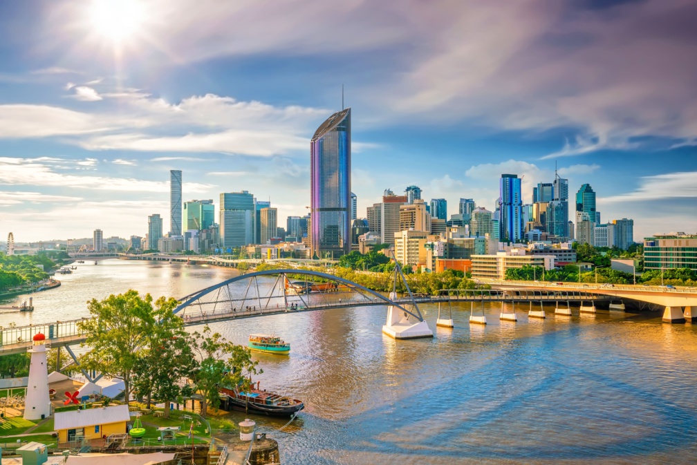 Ligne d'horizon de la ville de Brisbane et rivière Brisbane au coucher du soleil © f11photo - stock.adobe.com