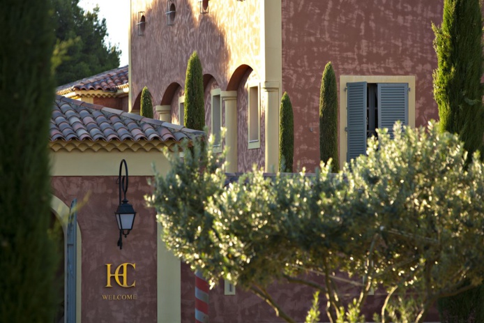 L'architecture du Castellet et son jardin de cyprès rappellent la Toscane (@Photo Le Castellet) L'architecture du Castellet et son jardin de cyprès rappellent la Toscane (@Photo Le Castellet)