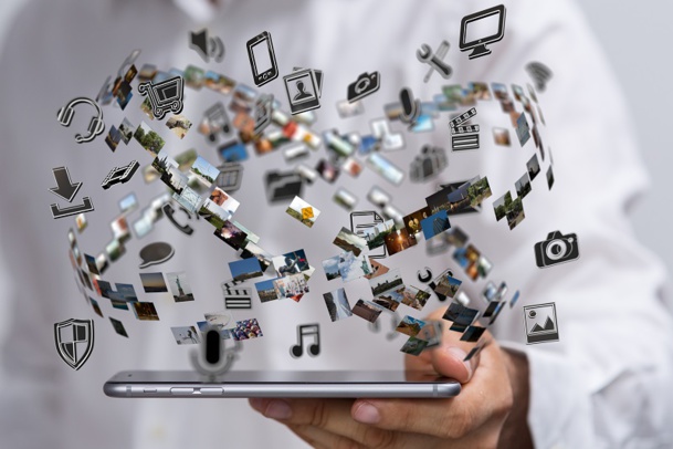 Passer d’un outil de loisir et de travail connecté par personne, tel que l’ordinateur, à trois en comptant une télévision et un smartphone par exemple, n’est encore pas grand-chose par rapport à la dizaine à laquelle nous arriverons prochainement - © vege - Fotolia.com Passer d’un outil de loisir et de travail connecté par personne, tel que l’ordinateur, à trois en comptant une télévision et un smartphone par exemple, n’est encore pas grand-chose par rapport à la dizaine à laquelle nous arriverons prochainement - © vege - Fotolia.com