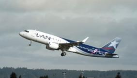 3 avions de LAN Airlines volent avec un ruban rose sur le flanc depuis le 6 octobre 2014 - Photo DR