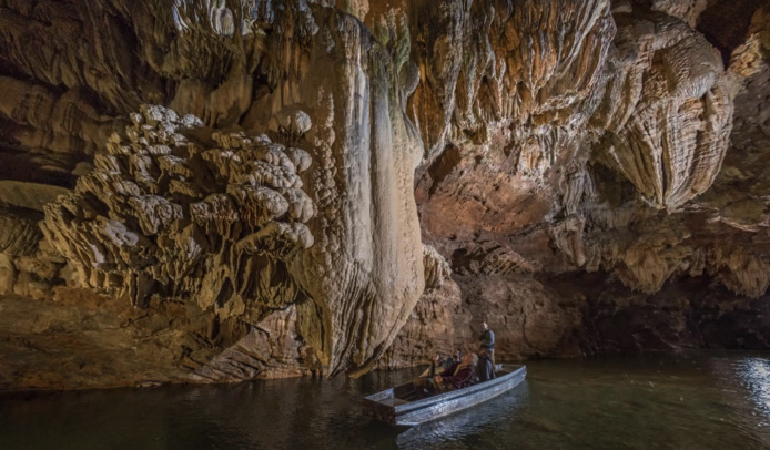 Gouffre de Padirac : une visite grâce à des bateliers accompagnateurs (©Lot Tourisme)