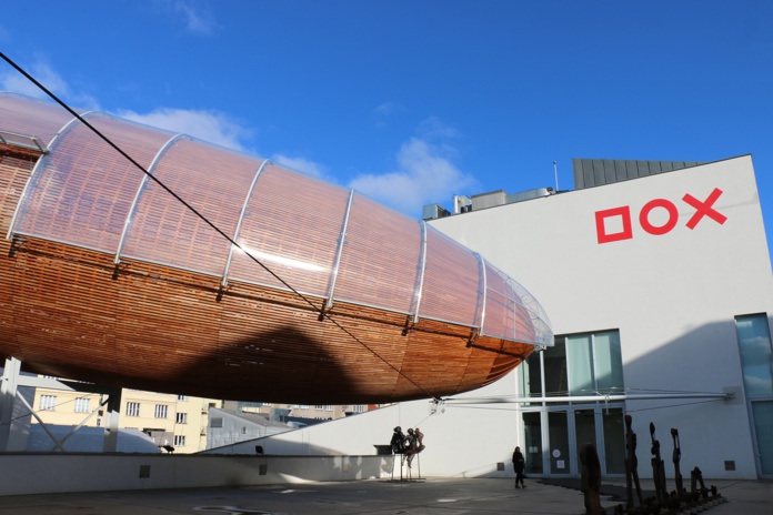 DOX, un ancien bâtiment industriel, a été transformé en 2008 en musée plutôt déroutant réservé aux artistes interrogeant la pensée unique et les évolutions contemporaines du monde - DR : J.-F.R.