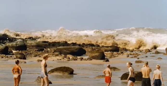 Le 26 décembre 2004, une vague de 9 à 10 mètres envahissait la plage de Khao Lak sur laquelle se trouvait implanté l'hôtel Sofitel Magic Lagoon @Youtube Le 26 décembre 2004, une vague de 9 à 10 mètres envahissait la plage de Khao Lak sur laquelle se trouvait implanté l'hôtel Sofitel Magic Lagoon @Youtube