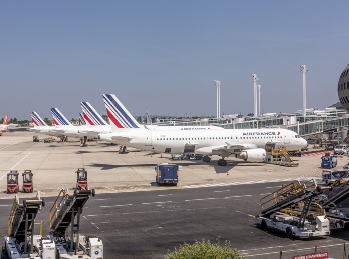 Plusieurs syndicats appellent à bloquer l'aéroport Paris-CDG - Depositphotos @ Hackman