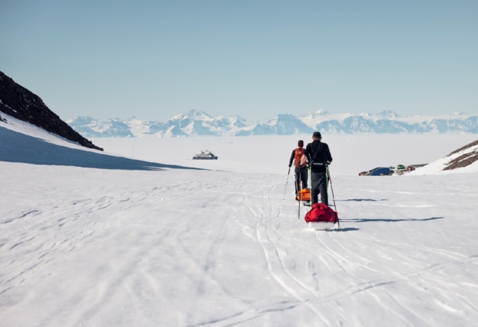 Raid polaire Ponant à bord du Commandant Charcot :  chaussés de skis nordiques, équipés de traineaux - ou pulkas - chargés de matériel et de vivres, les participants effectueront une boucle d’une quinzaine de kilomètres - Photo Ponant Julien Fabro