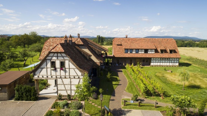 Les bâtiments qui abritent La Merise ont été réalisés avec des matériaux anciens issus de maisons alsaciennes vouées à la destruction (@La Merise/Fleckinger Cyrille)