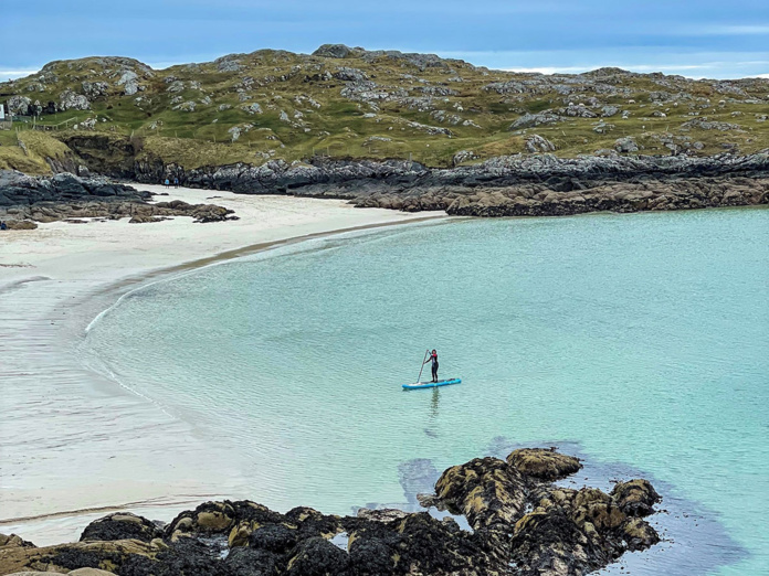 Eaux turquoises à Achmelvich Beach en Ecosse © VisitBritain / Louise Quinney