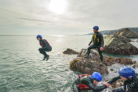 Coasteering dans le Pembrokeshire, Pays de Galles © Crown copyright (2011) Visit Wales, all rights reserved