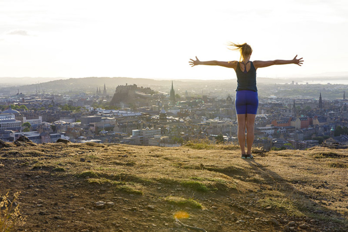 Yoga sur Arthur’s Seat avec vue sur Edimbourg © VisitBritain / Pinzutu Yoga sur Arthur’s Seat avec vue sur Edimbourg © VisitBritain / Pinzutu