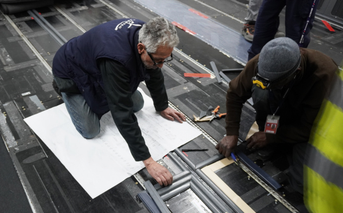 Une rigueur qui fait se mettre ces techniciens bien souvent Ă quatre pattes sur le plancher. Photo C.Hardin Une rigueur qui fait se mettre ces techniciens bien souvent Ă quatre pattes sur le plancher. Photo C.Hardin