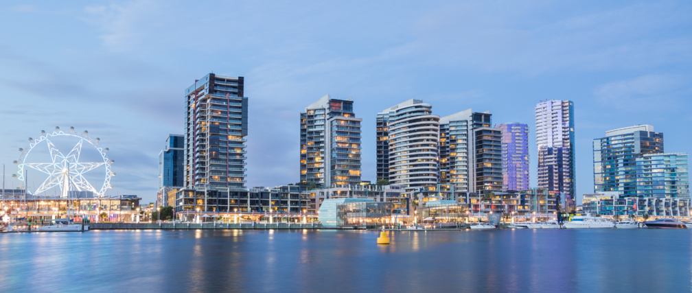 Image panoramique du front de mer des Docklands à Melbourne, Australie © scotttnz - stock.adobe.com