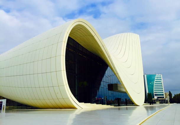 Un poisson, une vague, un bateau ? Chacun verra dans ce chef d'oeuvre de Zaha Hadid, ce qu'il voudra... /photo JDL