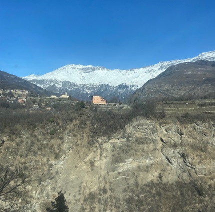 Vue sur les Alpes italiennes depuis le train Vue sur les Alpes italiennes depuis le train