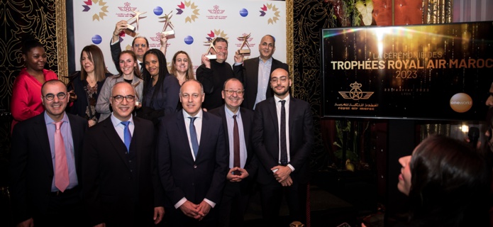 Les lauréats posent pour la photo avec le staff de la Royal Air Maroc /photo dr