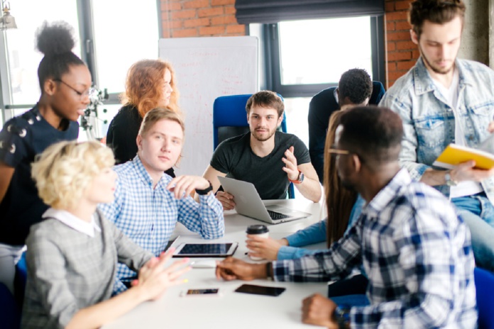 « La filière reste attractive, associée à de la polyvalence de missions, c’est à dire à cette capacité de mener un projet de A à Z, du brief client à la réalisation de l’événement. C’est cette dimension terrain, qui explique la forte demande du côté des étudiants », explique Julie Panadero (Escaet). - Despositphoto/urufabizphoto « La filière reste attractive, associée à de la polyvalence de missions, c’est à dire à cette capacité de mener un projet de A à Z, du brief client à la réalisation de l’événement. C’est cette dimension terrain, qui explique la forte demande du côté des étudiants », explique Julie Panadero (Escaet). - Despositphoto/urufabizphoto