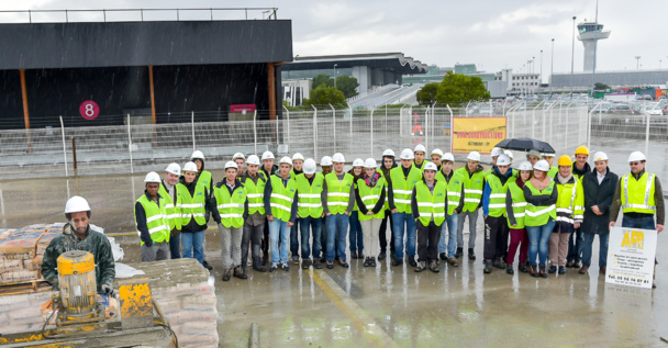28 étudiants en BTS dans les métiers du bâtiment ont été reçus par l'Aéroport de Bordeaux à l'occasion du lancement des travaux de fondation de la future extension du terminal billi - Photo : ADBM-APPA1