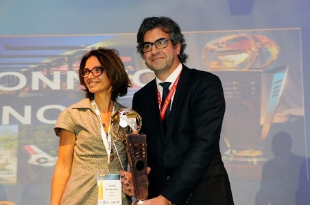 Sandrine de Saint Sauveur, présidente, APG Inc remet à Thierry de Bailleul, directeur général, Emirates France le prix de "Meilleure compagnie de l'année 2014" décerné à Emirates - Photo DR Sandrine de Saint Sauveur, présidente, APG Inc remet à Thierry de Bailleul, directeur général, Emirates France le prix de "Meilleure compagnie de l'année 2014" décerné à Emirates - Photo DR
