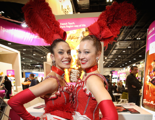 Les danseuses du Moulin Rouge égayaient le stand très sobre d'Atout France au salon WTM de Londres. DR