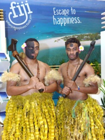 Sur le stand des Iles du Pacifique Sud, deux hommes en costume typique des îles Fidji. DR