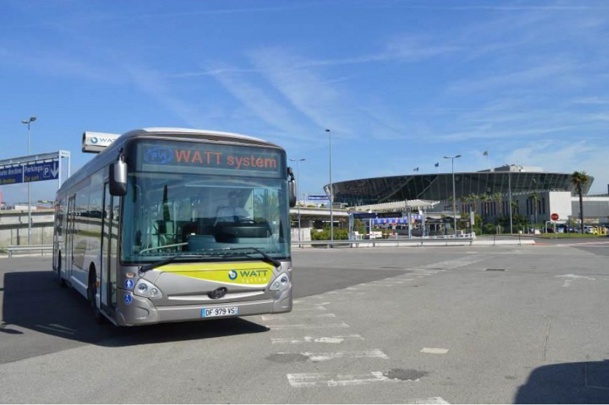 Le bus électrique de l'aéroport de Nice-Côte d'Azur pourra se recharger à chaque station grâce à un bras sur son toit - Photo DR