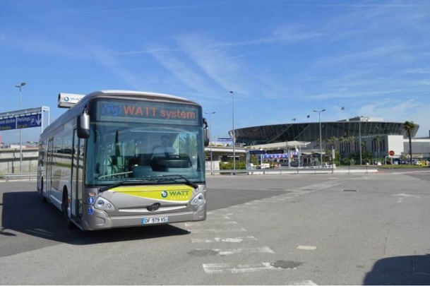 Le bus électrique de l'aéroport de Nice-Côte d'Azur pourra se recharger à chaque station grâce à un bras sur son toit - Photo DR Le bus électrique de l'aéroport de Nice-Côte d'Azur pourra se recharger à chaque station grâce à un bras sur son toit - Photo DR