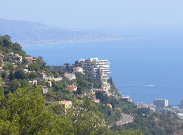 Le Vista Palace, accroché à sa falaise, domine la Principauté de Monaco, d’où l’intérêt qui a attiré une centaine de candidats - DR