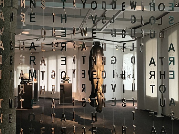 Les sculptures de Plensa, créées à partir de dentelles de lettres, sont une méditation entre langage et poésie (@PB) Les sculptures de Plensa, créées à partir de dentelles de lettres, sont une méditation entre langage et poésie (@PB)