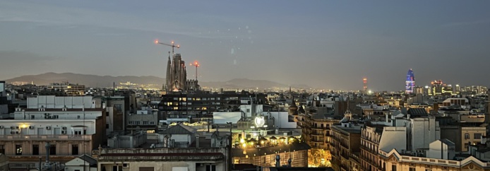 Vue panoramique sur Barcelone, la nuit, depuis le rooftop du Majestic (@PB) Vue panoramique sur Barcelone, la nuit, depuis le rooftop du Majestic (@PB)