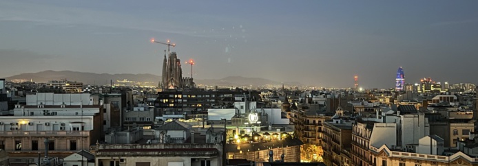 Vue panoramique sur Barcelone, la nuit, depuis le rooftop du Majestic (@PB)