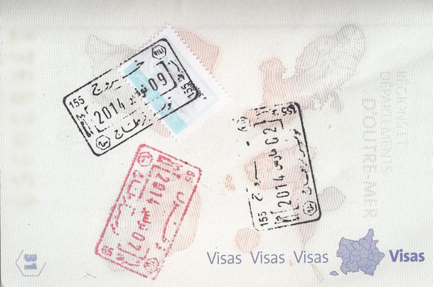 Les voyageurs non-résidents en Tunisie doivent acheter un timbre fiscal (sous le tampon du haut sur la photo) de 30 dinars (13 €) au moment de quitter le pays - DR