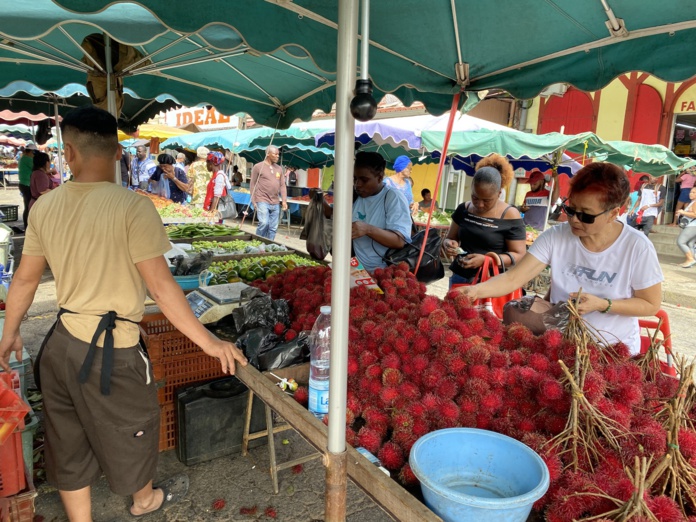 Le marché particulièrement animé et coloré de Cayenne (©BC)