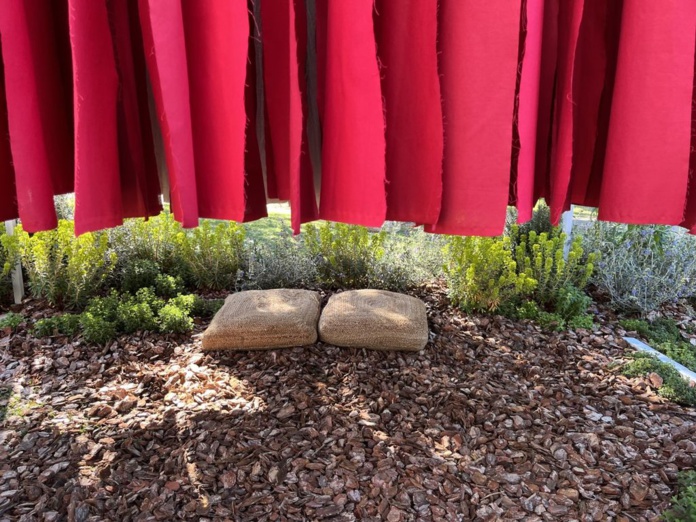 Les visiteurs doivent s'incliner pour accéder au pavillon imaginé par Maggie Wu Wai Chung et Alejandro O'Neill (@PB) Les visiteurs doivent s'incliner pour accéder au pavillon imaginé par Maggie Wu Wai Chung et Alejandro O'Neill (@PB)