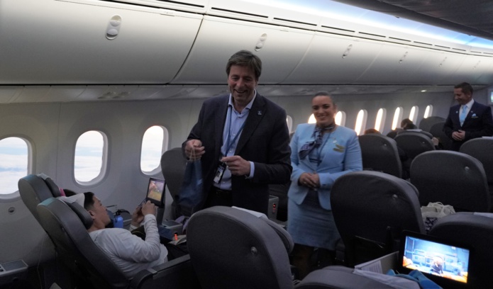 Distrivution de petits cadeaux par le PDG "himself" . Photo : C.Hardinsur ce vol inaugural Distrivution de petits cadeaux par le PDG "himself" . Photo : C.Hardinsur ce vol inaugural