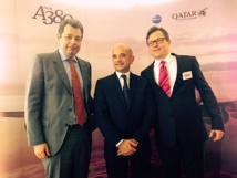 Franck Goldnadel, le directeur de CDG, Eric Didier, le directeur France de Qatar Airways ainsi que Jonathan Harding, le vice-président Europe de la compagnie, lors du baptême du premier A380 de Qatar Airways à Paris, mardi 18 novembre. DR Florian Guillemin. Franck Goldnadel, le directeur de CDG, Eric Didier, le directeur France de Qatar Airways ainsi que Jonathan Harding, le vice-président Europe de la compagnie, lors du baptême du premier A380 de Qatar Airways à Paris, mardi 18 novembre. DR Florian Guillemin.