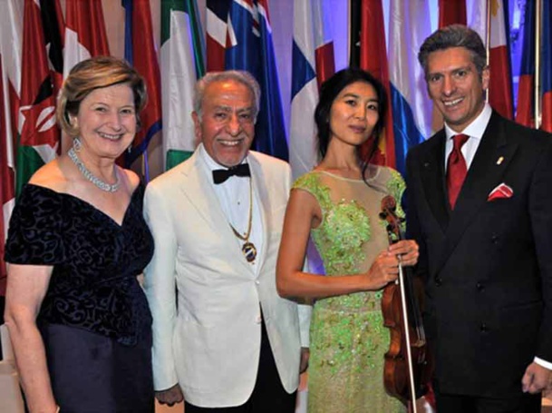 Légende photo (de gauche à droite) : Birgit Reimann, Secrétaire général du Skål International Monaco et Directeur de Go Travel In Style ; Constantine Panoussi, F.M., AITT, Président du Skål International Monaco et Directeur général de Go Travel In Style ; Zhang Zhang, membre du Skål International Monaco et violoniste de l'Orchestre Philharmonique de Monte-Carlo ; Antonio Ducceschi, Vice-président de Skål International Monaco et Directeur régional Ventes & Marketing Europe pour FRHI Hotels and Resorts et Président du 2016 Skål World Congress Committee. ©Skål Club de Monaco. Légende photo (de gauche à droite) : Birgit Reimann, Secrétaire général du Skål International Monaco et Directeur de Go Travel In Style ; Constantine Panoussi, F.M., AITT, Président du Skål International Monaco et Directeur général de Go Travel In Style ; Zhang Zhang, membre du Skål International Monaco et violoniste de l'Orchestre Philharmonique de Monte-Carlo ; Antonio Ducceschi, Vice-président de Skål International Monaco et Directeur régional Ventes & Marketing Europe pour FRHI Hotels and Resorts et Président du 2016 Skål World Congress Committee. ©Skål Club de Monaco.