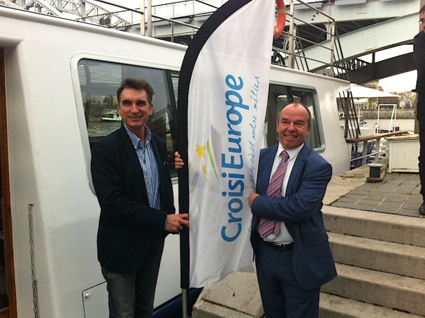 Axel Araszkiewicz, le responsable communication ainsi qu'Eric Collange, le directeur France de Croisieurope, devant la péniche Raymonde sur les quais de Seine à Paris. DR