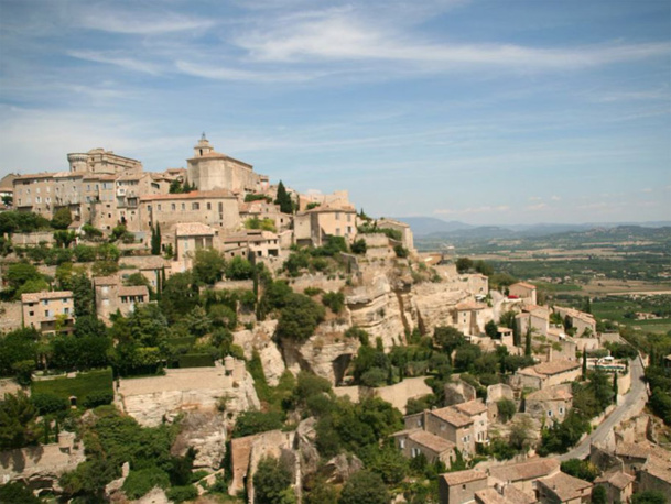 "Si on transfère la compétence "office de tourisme" à un de ces établissements intercommunaux, les communes perdent donc ipso facto la faculté de posséder des offices du tourisme communaux", explique Alice Fuchs-Cessot - Photo Gordes JdL