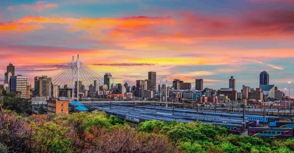Pont Nelson Mandela et ville de Johannesburg au coucher du soleil © Arnold - stock.adobe.com Pont Nelson Mandela et ville de Johannesburg au coucher du soleil © Arnold - stock.adobe.com