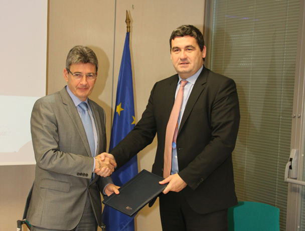 Dominique Thillaud, Président du Directoire d’Aéroports de la Côte d’Azur, et Philippe de Fontaine Vive, Vice-Président de la BEI ont signé un accord d'investissement pour l'Aéroport International - DR Dominique Thillaud, Président du Directoire d’Aéroports de la Côte d’Azur, et Philippe de Fontaine Vive, Vice-Président de la BEI ont signé un accord d'investissement pour l'Aéroport International - DR