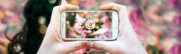 Fotolia, banque d’images leader sur le marché européen des micro-stocks, prolonge l’idée selon laquelle la photo et l’instant sont  indissociables. En créant Instant Collection, une nouvelle série de photographies issue des smartphones, les utilisateurs peuvent, en attrapant leur téléphone, apporter un nouveau regard et transmettre une image plus authentique.